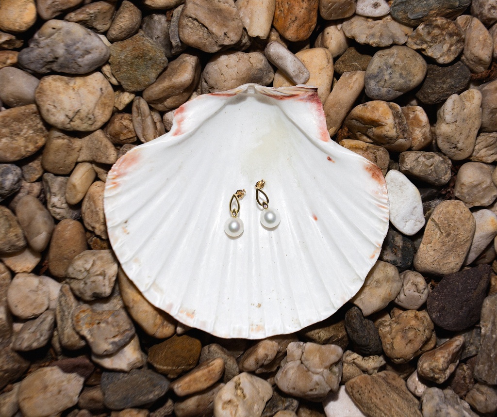 [VDCE11] 9mm AA+ White Freshwater Pearl and Diamond Earrings